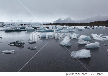 Glacial lake with icebergs 72039259