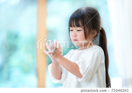 洗手的女孩 72040261