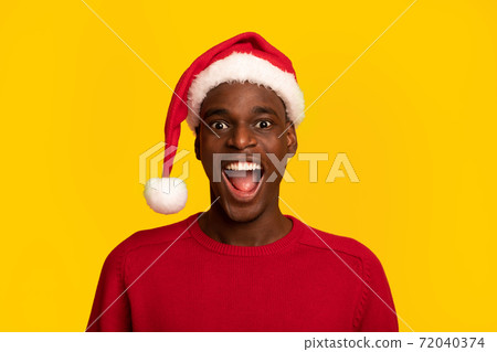 Shocking Sales. Amazed Black Guy In Santa Hat Posing With Open Mouth 72040374