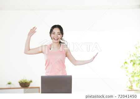 女子家庭訓練舞 72041450