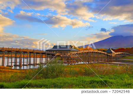 Tsuru no Maihashi of grass maple with Mt. Iwaki in the background 72042546