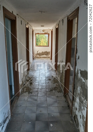 Abandoned building interior 72042627