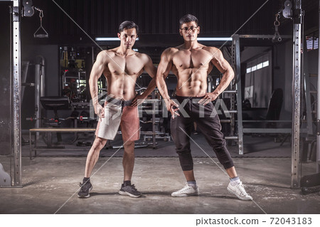 bodybuilder workout in fitness gym. bodybuilder workout in fitness gym. 72043183
