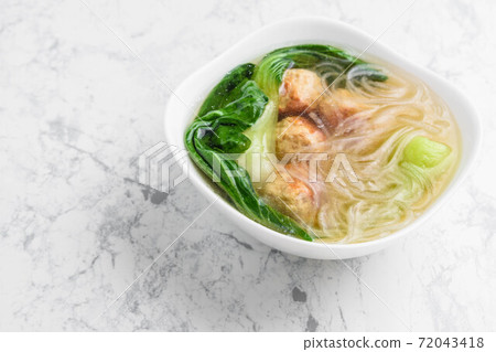 中國湯配雞肉餃子和春雨 中國湯配雞肉餃子和春雨 72043418