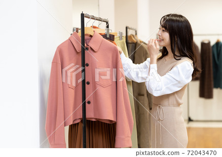 在一家精品店購物的女人 72043470