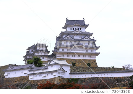 A panoramic view of the castle tower of Himeji Castle, a national treasure 72043568