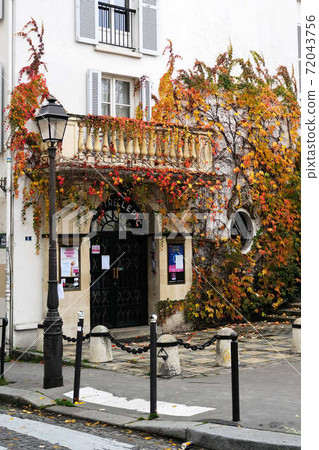 Street corner of Paris Montmartre Pigalle 72043756