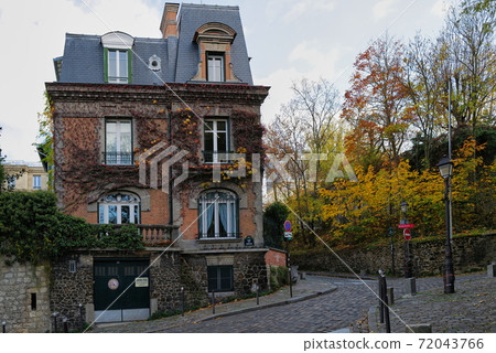 Street corner of Paris Montmartre Pigalle Street corner of Paris Montmartre Pigalle 72043766