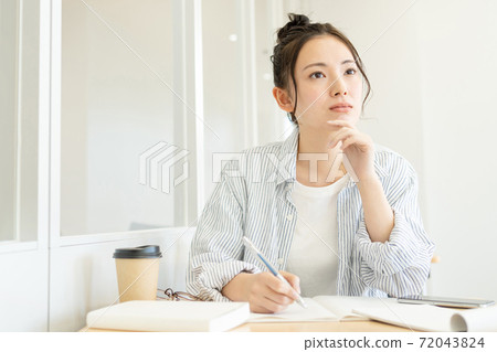 女大學生課堂大學校園生活形象 72043824