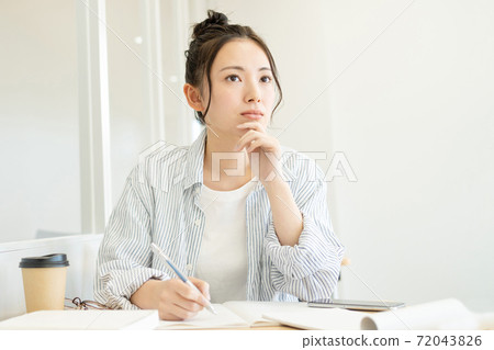 女大學生課堂大學校園生活形象 72043826