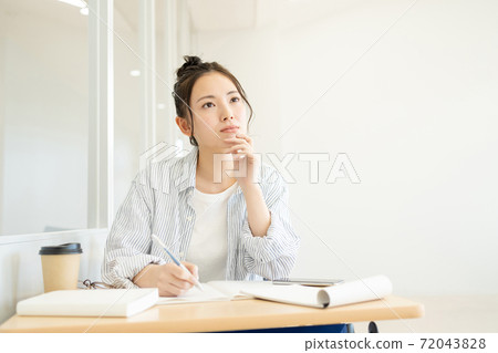 女大學生課堂大學校園生活形象 72043828