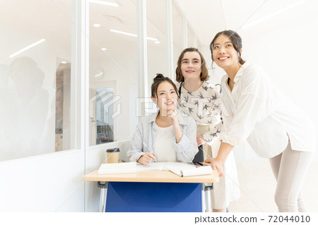 大學生女大學生外國留學生校園形象 72044010
