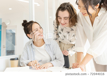 大學生女大學生外國留學生校園形象 72044016