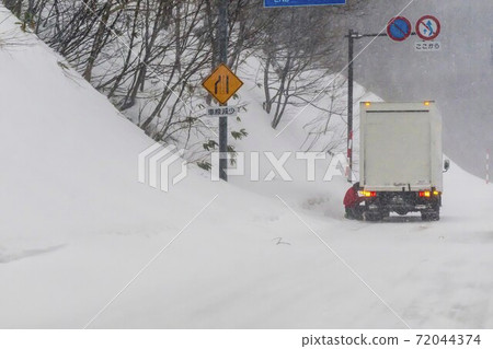 A man and a truck wearing a chain on the shoulder A man and a truck wearing a chain on the shoulder 72044374