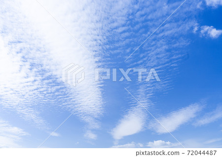 Photograph of the sky Blue sky / white clouds 72044487