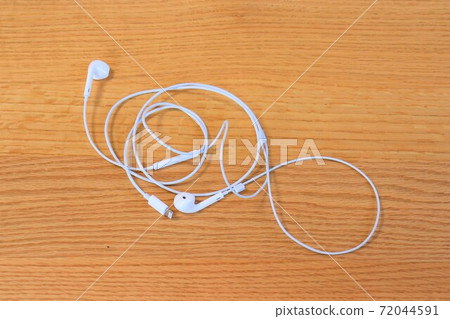 放在桌上的耳機 72044591