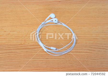 放在桌上的耳機 72044592