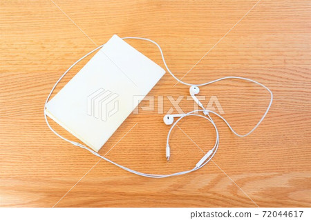 放在桌子上的書和耳機 72044617