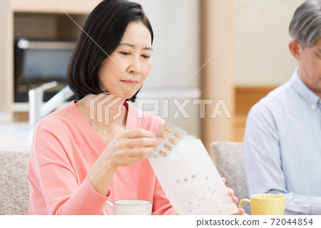 查找藥物信息的中間夫婦 查找藥物信息的中間夫婦 72044854