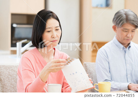 查找藥物信息的中間夫婦 查找藥物信息的中間夫婦 72044855
