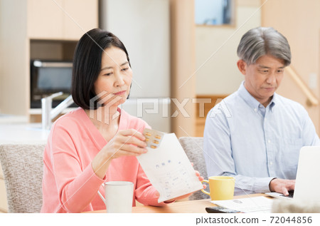查找藥物信息的中間夫婦 72044856