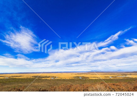 Blue sky and late autumn Kushiro Marsh Hosooka Observatory, Kushiro Town, Hokkaido 72045024