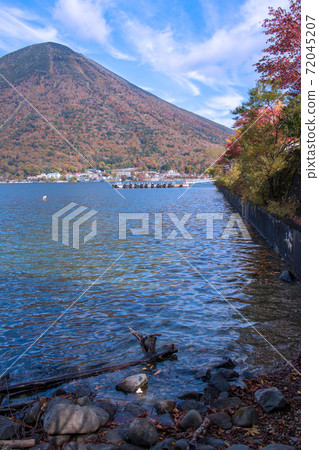 從羽田ah附近看的中山湖中禪寺湖秋葉秋色 72045207