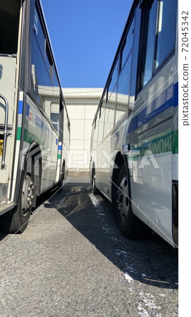 Gap between buses 72045342