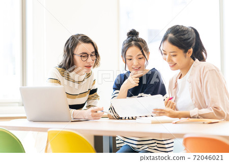 女大學生外國留學生大學校園生活圖像拍攝合作:中央工業大學附屬的日語學校 女大學生外國留學生大學校園生活圖像拍攝合作:中央工業大學附屬的日語學校 72046021