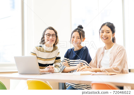 女大學生外國留學生大學校園生活圖像拍攝合作:中央工業大學附屬的日語學校 女大學生外國留學生大學校園生活圖像拍攝合作:中央工業大學附屬的日語學校 72046022