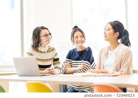 女大學生外國留學生大學校園生活圖像拍攝合作:中央工業大學附屬的日語學校 女大學生外國留學生大學校園生活圖像拍攝合作:中央工業大學附屬的日語學校 72046023