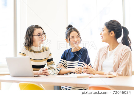 女大學生外國留學生大學校園生活圖像拍攝合作：中央工業大學附屬的日語學校 72046024