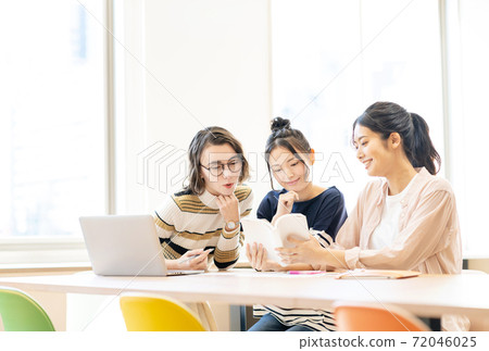 女大學生外國留學生大學校園生活圖像拍攝合作:中央工業大學附屬的日語學校 女大學生外國留學生大學校園生活圖像拍攝合作:中央工業大學附屬的日語學校 72046025