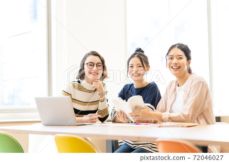 Female college student International student University campus life image Photographing cooperation: Japanese language school attached to Chuo Institute of Technology 72046027
