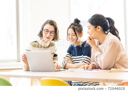 Female college student International student University campus life image Photographing cooperation: Japanese language school attached to Chuo Institute of Technology 72046028