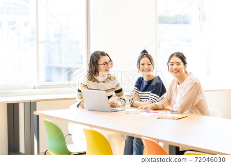 Female college student International student University campus life image Photographing cooperation: Japanese language school attached to Chuo Institute of Technology 72046030