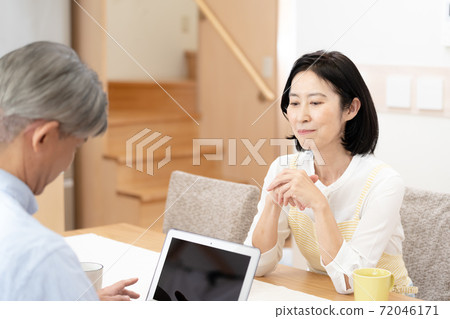 遠程辦公的丈夫和專職家庭主婦的妻子 遠程辦公的丈夫和專職家庭主婦的妻子 72046171