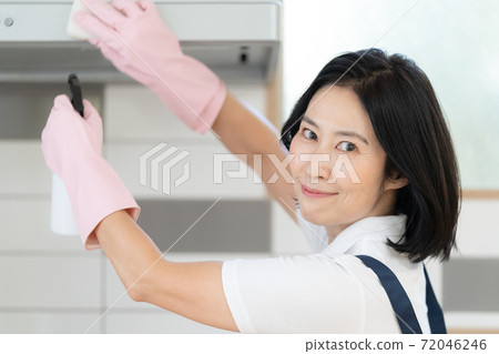 家政人員的中層女人 家政人員的中層女人 72046246