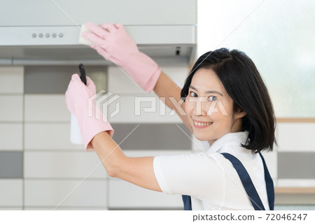 Middle woman of housekeeping staff Middle woman of housekeeping staff 72046247