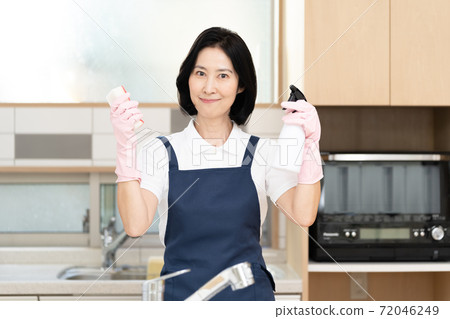 家政人員的中層女人 家政人員的中層女人 72046249