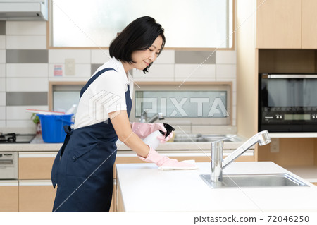 家政人員的中層女人 72046250