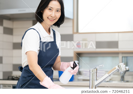 家政人員的中層女人 家政人員的中層女人 72046251