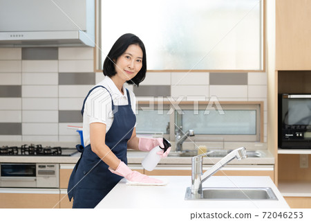 家政人員的中層女人 家政人員的中層女人 72046253