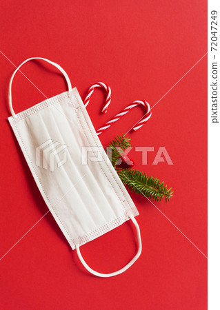 Measures against infectious diseases in winter. Christmas decorations and fir branches and masks Measures against infectious diseases in winter. Christmas decorations and fir branches and masks 72047249
