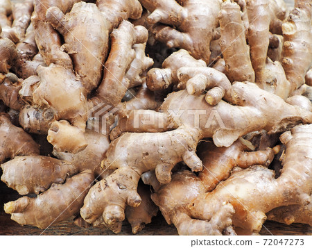 Heap of ginger root    72047273