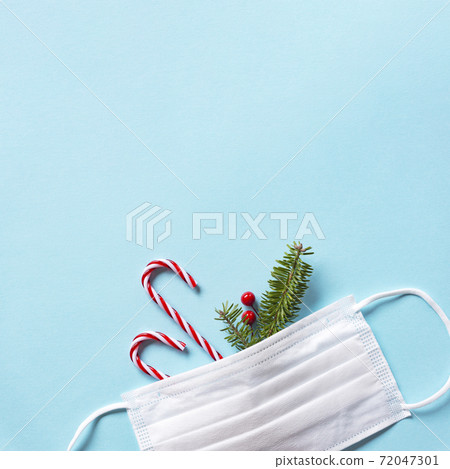 Measures against infectious diseases in winter. Christmas decorations and fir branches and masks Measures against infectious diseases in winter. Christmas decorations and fir branches and masks 72047301