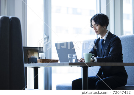 一個在餐館里遠程辦公的人 72047432