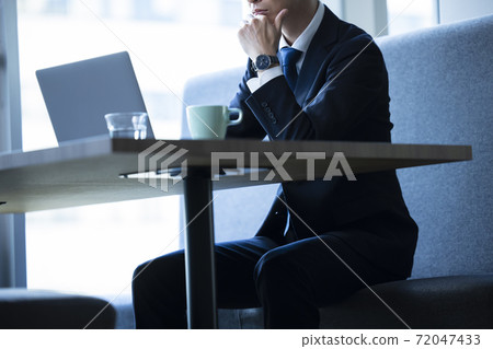 一個在餐館里遠程辦公的人 72047433