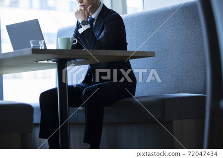 一個在餐館里遠程辦公的人 72047434