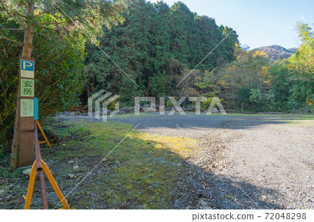 Parking lot at the entrance of the Gendake hiking course Parking lot at the entrance of the Gendake hiking course 72048298